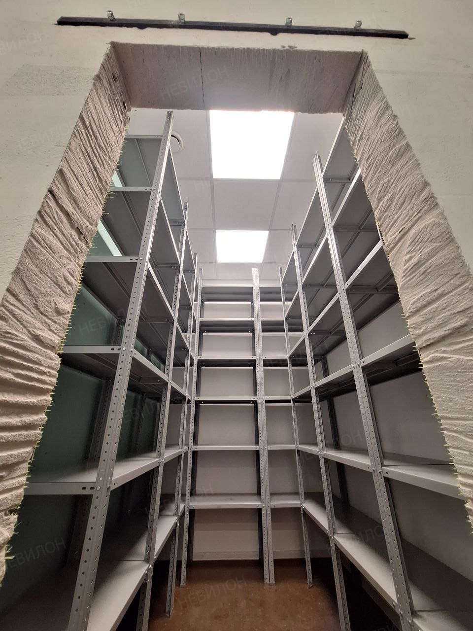 Установили металлический стеллажи в кладовке